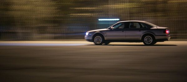 Машина на скорости едет в центре города Бишкек. Архивное фото - Sputnik Кыргызстан