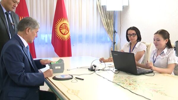 Президент Атамбаев Мамлекеттик каттоо кызматына бармак издерин тапшырууда - Sputnik Кыргызстан
