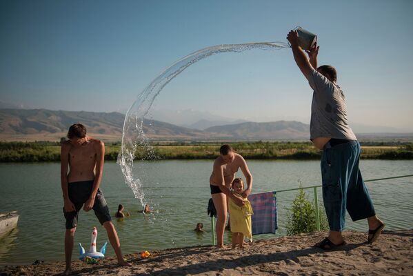 Охладиться холодной водой в жаркий летний день было большим удовольствием - Sputnik Кыргызстан