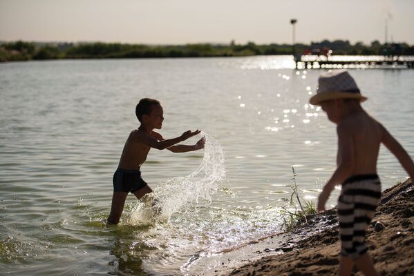 Маленьким детям было в радость искупаться в речке - Sputnik Кыргызстан
