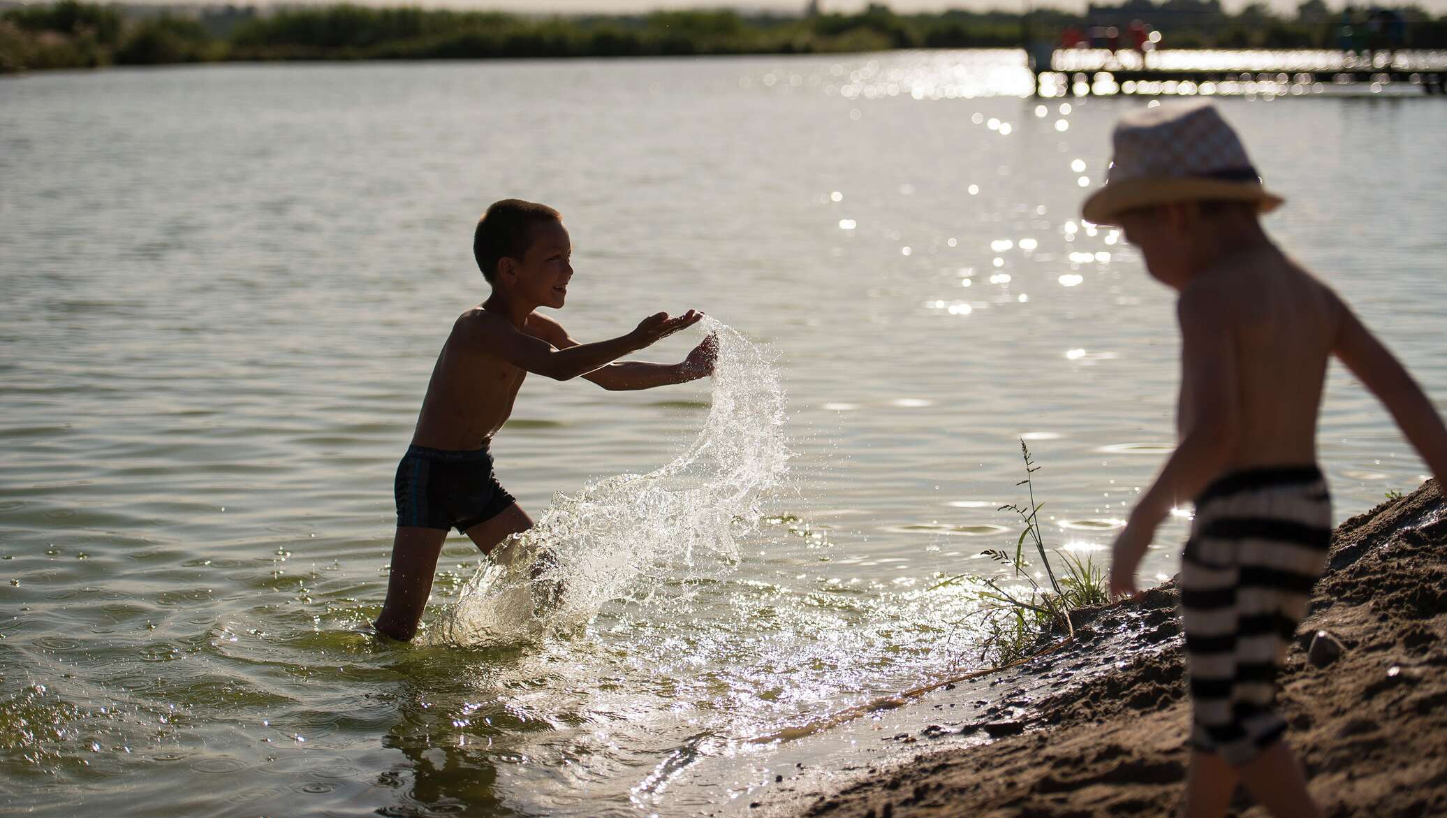 На речке купаются ребята. Дети купаются ВМ озере. Река для детей. Мальчик на реке. Купание на речке.