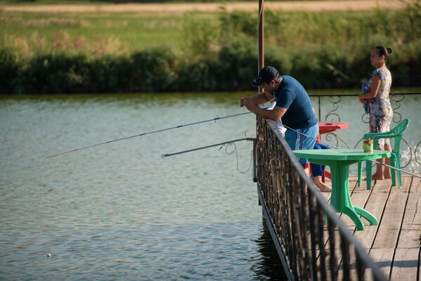 Многие ловили рыбу в реке - Sputnik Кыргызстан