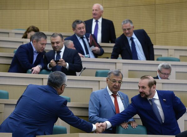Сенаторы перед началом заседания Совета Федерации РФ. Архивное фото - Sputnik Кыргызстан