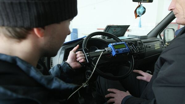 Сотрудник пункта технического осмотра автомобилей проверяет исправность рулевой системы машины. Архивное фото - Sputnik Кыргызстан