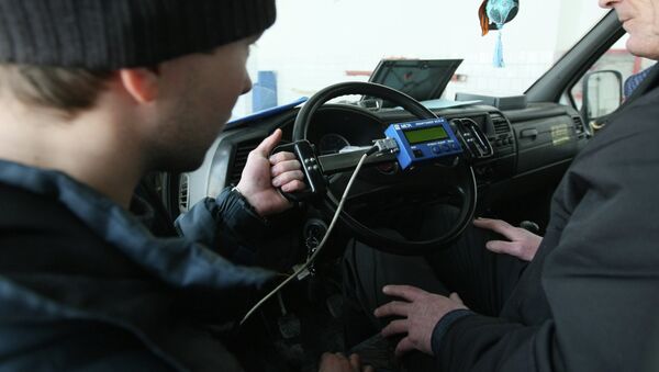 Работа пункта технического осмотра автомобилей в Новосибирске - Sputnik Кыргызстан