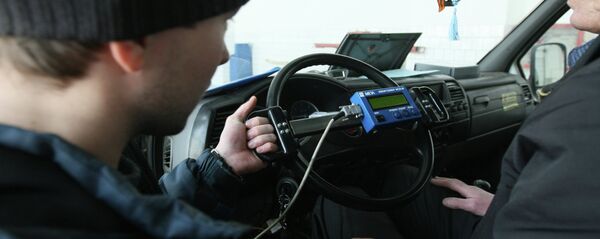 Сотрудник пункта технического осмотра автомобилей проверяет исправность рулевой системы машины. Архивное фото - Sputnik Кыргызстан