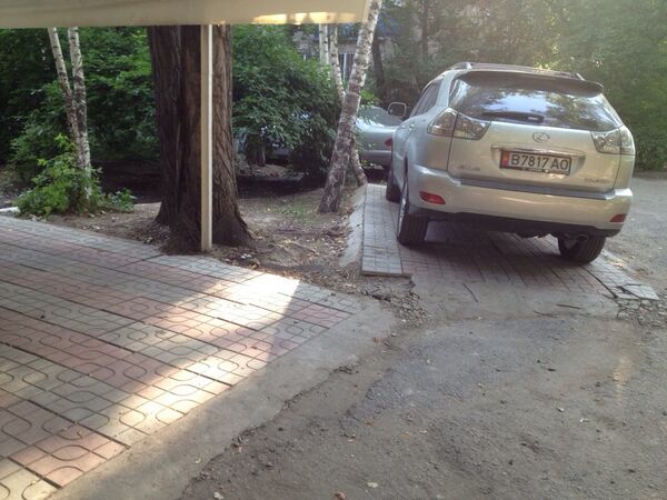 Машина на специальных площадках двора, которые уложены брусчаткой. - Sputnik Кыргызстан