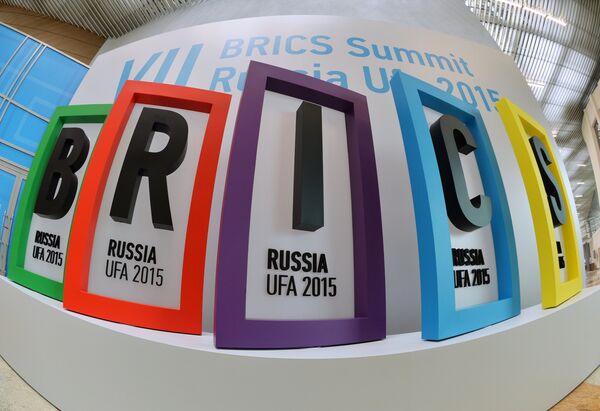 Логотип саммита БРИКС в Международном пресс-центре в Уфе. Архивное фото - Sputnik Кыргызстан