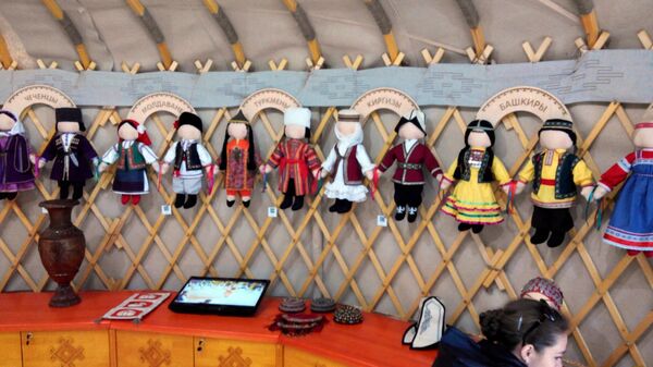 Куклы в национальных костюмах стран-участниц саммитов - Sputnik Кыргызстан