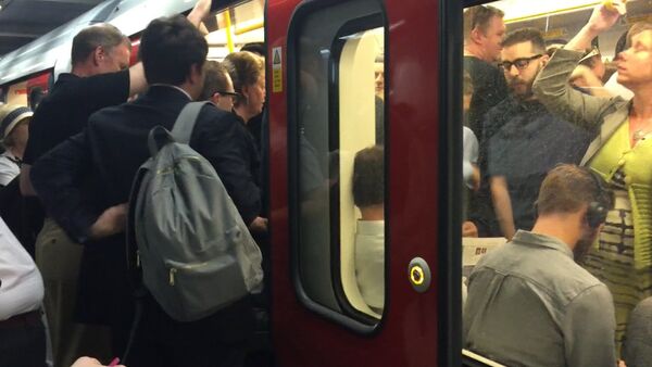 Лондонцы пытались втиснуться в вагоны перед закрытием метро из-за забастовки - Sputnik Кыргызстан