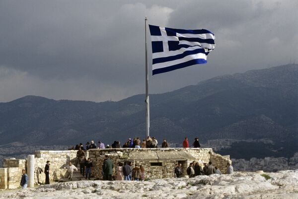 Греческий национальный флаг на верхней смотровой площадке Акрополя. Архивное фото - Sputnik Кыргызстан