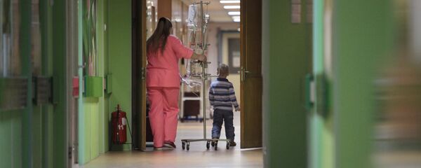 Женщина с ребенком в больнице. Архивное фото Женщина с ребенком в больнице. Архивное фото - Sputnik Кыргызстан