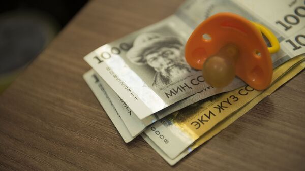Архивное фото детской соски и национальной валюты - Sputnik Кыргызстан