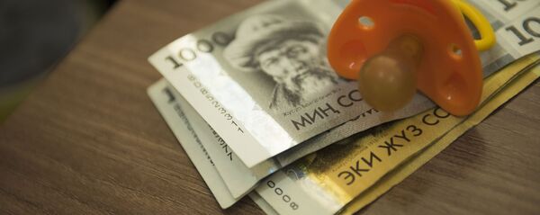 Детская соска и деньг. Архивное фото - Sputnik Кыргызстан