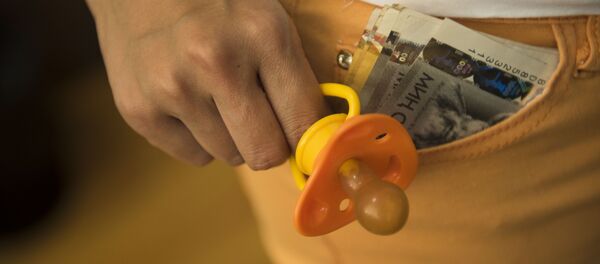 Детская соска и национальная валюта. Архивное фото - Sputnik Кыргызстан