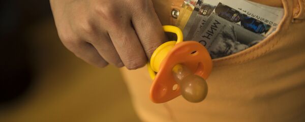 Детская соска и национальная валюта. Архивное фото - Sputnik Кыргызстан