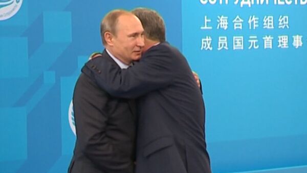 Рукопожатие и теплые слова — Атамбаев встретился со своими коллегами - Sputnik Кыргызстан