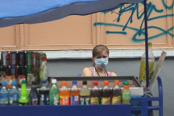 Продавщица прохладительных напитков в маске для защиты дыхательных путей от угарного газа. Архивное фото - Sputnik Кыргызстан
