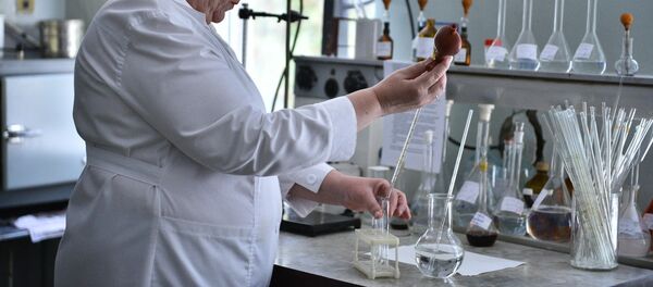 Илимий кызматкер лабораторияда. Архив - Sputnik Кыргызстан