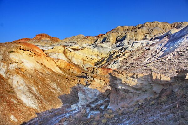 Радужные горы Сары-Тоо. Этот горный массив известен своим пёстрым природным раскрасом. - Sputnik Кыргызстан