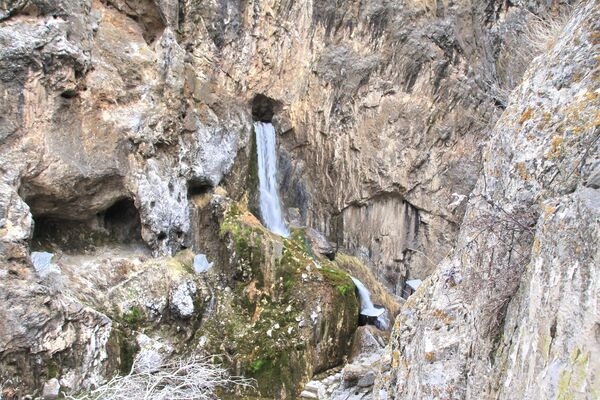 Абшир-Ата – молочный водопад. Водопад  Абшир - Сай – уникальное, можно сказать, даже загадочное явление в своем роде. - Sputnik Кыргызстан