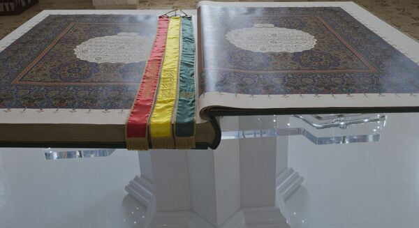 Самый большой в мире печатный Коран, изготовленный по специальному заказу в Италии. Архивное фото - Sputnik Кыргызстан
