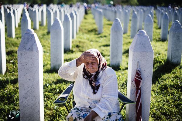 Босния отмечает 20-ю годовщину массовой резни в Сребренице, которая считается самой жестокой в Европе после Второй мировой войны. За пять июльских дней 1995 года боснийские сербы убили около 8 000 мусульманских мужчин и мальчиков. Женщина возле могилы жертв массовой резни в Сребренице - Sputnik Кыргызстан