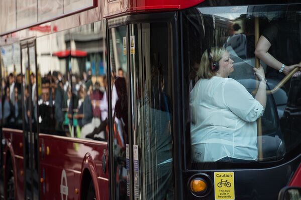 В Лондоне из-за забастовки работников транспорта на два дня полностью прекратил свою работу городской метрополитен. В акции протеста принимают участие порядка 20 тысяч сотрудников лондонской подземки. Полное закрытие метро произошло впервые за 13 лет - Sputnik Кыргызстан