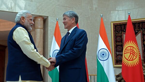 Президент Алмазбек Атамбаев встретился с Премьер-министром Индии Нарендрой Моди - Sputnik Кыргызстан