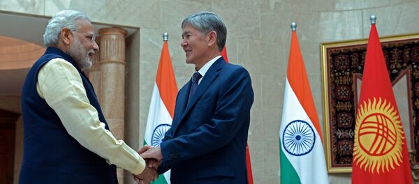 Президент Алмазбек Атамбаев встретился с Премьер-министром Индии Нарендрой Моди Президент Алмазбек Атамбаев встретился с Премьер-министром Индии Нарендрой Моди - Sputnik Кыргызстан