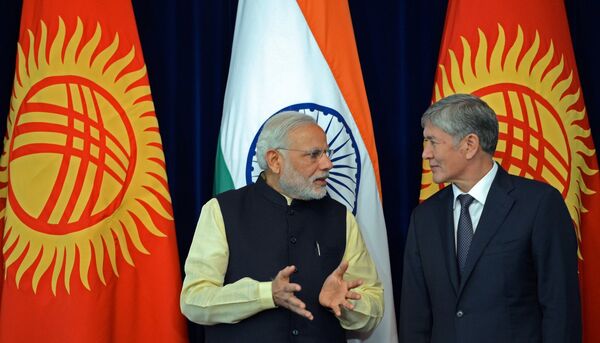 Президент Атамбаев менен Индиянын премьер-министри Нарендра Моди сүйлөшүүлөрү. Архив - Sputnik Кыргызстан