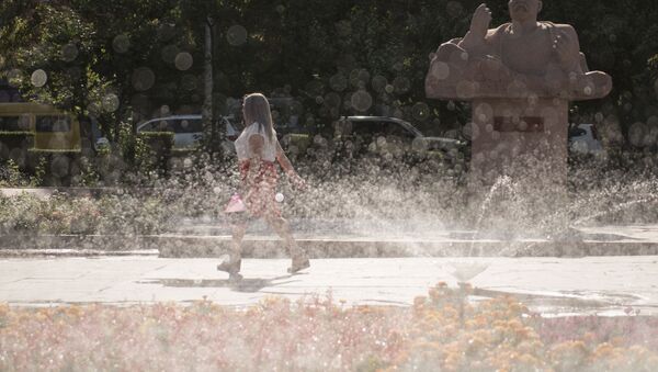 Девушка возле фонтана филармонии города Бишкек - Sputnik Кыргызстан