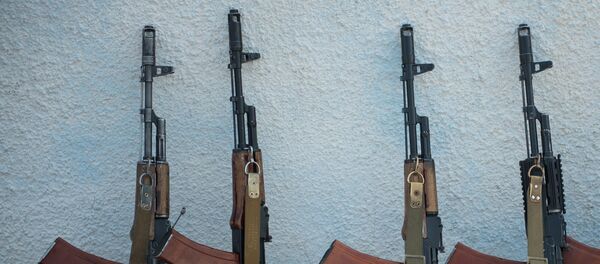 Автоматы Калашникова у стены. Архивное фото - Sputnik Кыргызстан