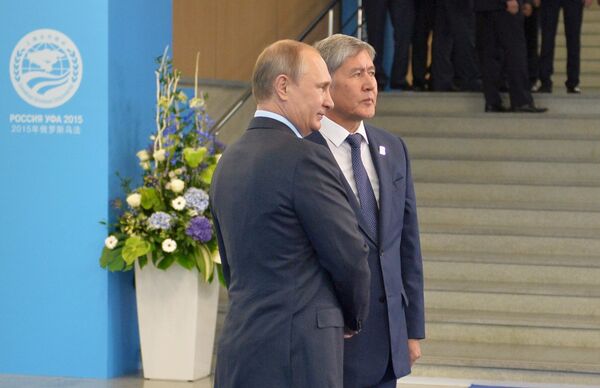 Президент Российской Федерации Владимир Путин (слева) и Президент Кыргызской Республики Алмазбек Атамбаев. Архивное фото - Sputnik Кыргызстан