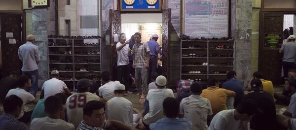 Мусульмане во время Кадыр туна. Архивное фото - Sputnik Кыргызстан