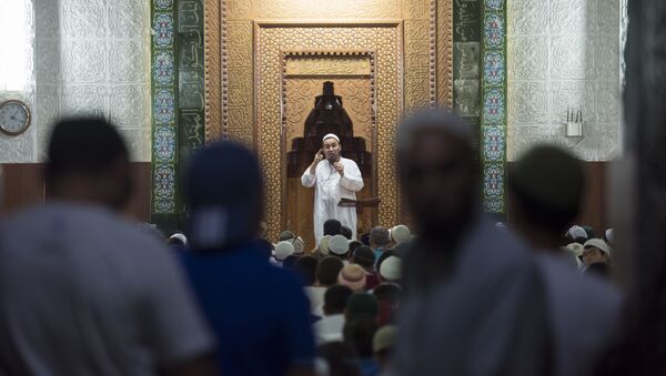 Верующие мусульмане в мечети. Архивное фото - Sputnik Кыргызстан