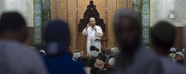 Мусульмане слушают проповеди в мечети в Кадыр тун. Архивное фото - Sputnik Кыргызстан