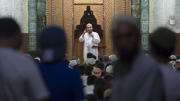 Мусульмане слушают проповеди в мечети в Кадыр тун. Архивное фото - Sputnik Кыргызстан