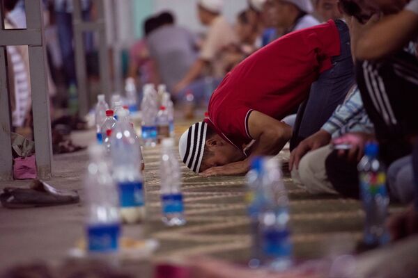 Мусульманин совершает намаз в мечети. Архивное фото - Sputnik Кыргызстан