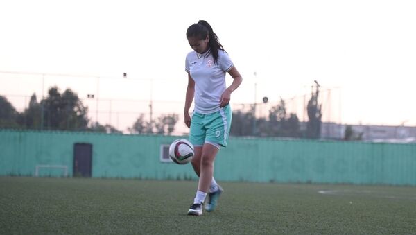 Дриблинг и удар — футбольное мастерство от Мисс футбола - Sputnik Кыргызстан