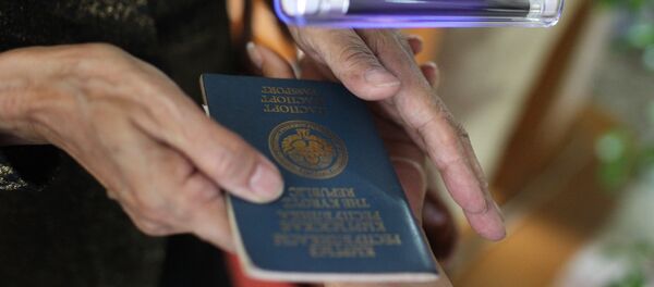 Паспорт образца 1994 года. Архивное фото - Sputnik Кыргызстан