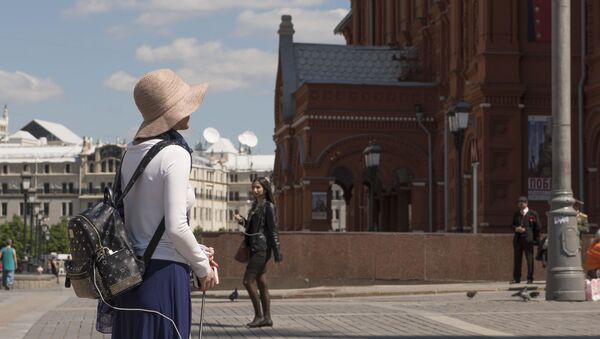 Девушка гуляет по московским улицам. Архивное фото - Sputnik Кыргызстан