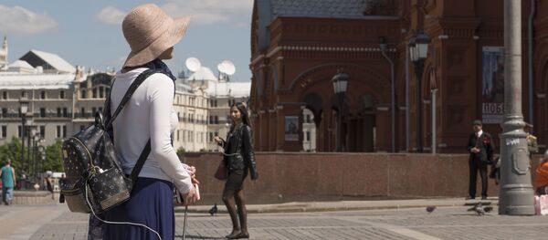 Девушка гуляет по московским улицам. Архивное фото - Sputnik Кыргызстан