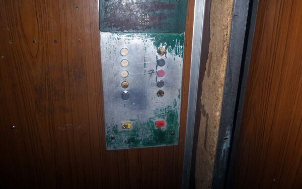 Потолки лифтовых кабин хранят следы горения спичек, а кнопки на панели вызова либо отсутствуют, либо расплавлены. - Sputnik Кыргызстан