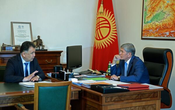Президент Алмазбек Атамбаев принял председателя Центральной комиссии по выборам и проведению референдумов Туйгунаалы Абдраимова. Архивное фото - Sputnik Кыргызстан