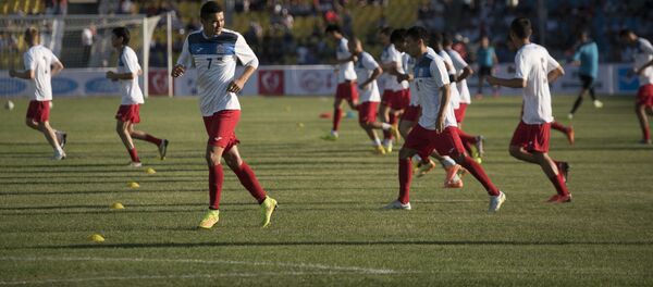 Сборная Кыргызстана по футболу во время тренировок. Архивное фото - Sputnik Кыргызстан