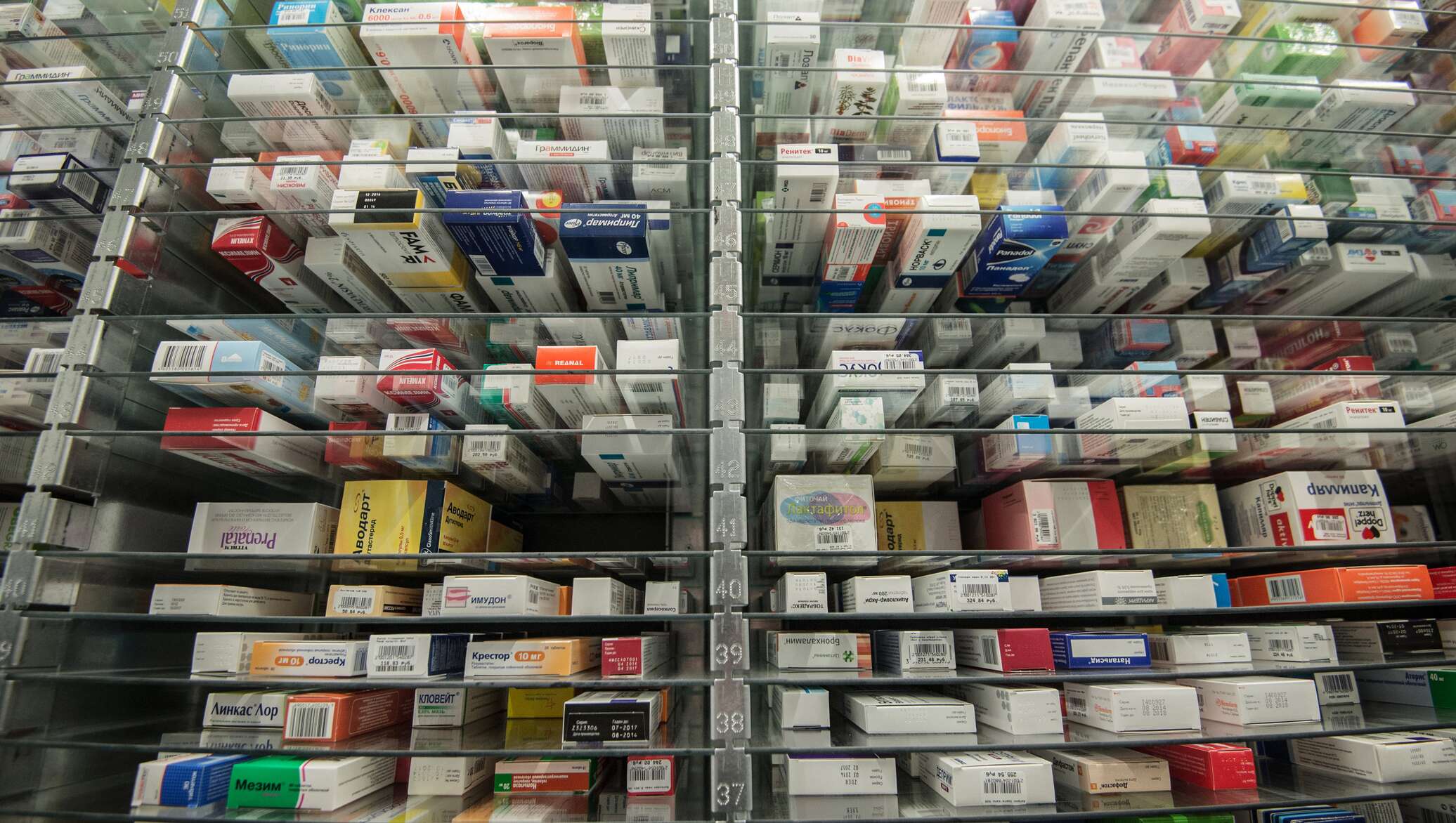 Полка с лекарствами. Бланк раздачи лекарств. Препараты в аптеке. Известные фармацевты британии. Медикаменты в аптеке.