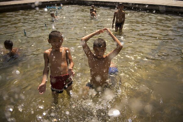 Дети купаются в фонтане в столице. Архивное фото - Sputnik Кыргызстан