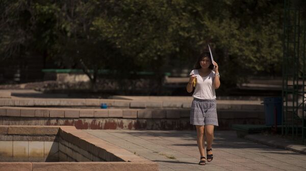 Девушке идет по улице в Бишкеке в один из жарких дней. Архивное фото - Sputnik Кыргызстан