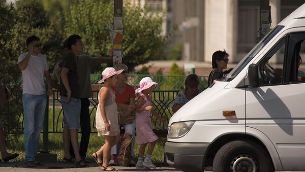 Люди на остановке ожидают маршрутный такси. Архивное фото - Sputnik Кыргызстан